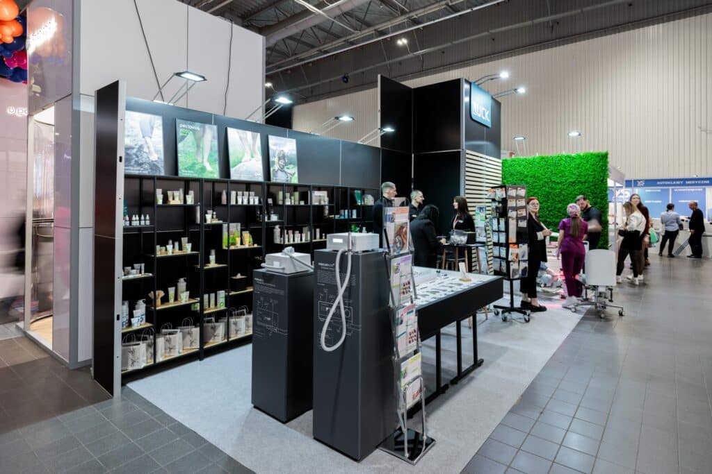 Stoisko targowe Buck na targach BEAUTY FORUM 2025. Projekt i produkcja - Clever Frame