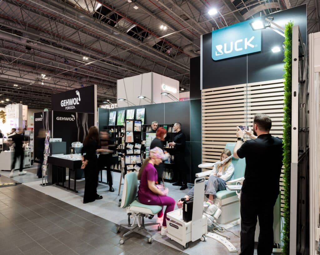 Stoisko targowe Buck na targach BEAUTY FORUM 2025. Projekt i produkcja - Clever Frame