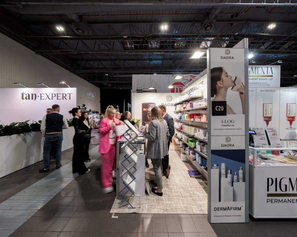 Stoisko targowe DAGRA Cosmetics na targach BEAUTY FORUM 2025. Projekt i produkcja - Clever Frame