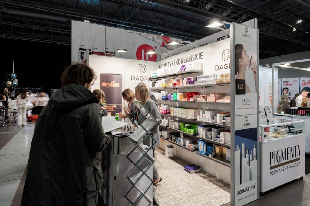 Stoisko targowe DAGRA Cosmetics na targach BEAUTY FORUM 2025. Projekt i produkcja - Clever Frame