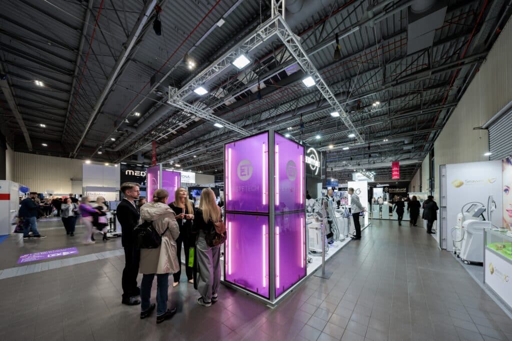 Stoisko targowe EsteTech na targach BEAUTY FORUM 2025. Projekt i produkcja - Clever Frame