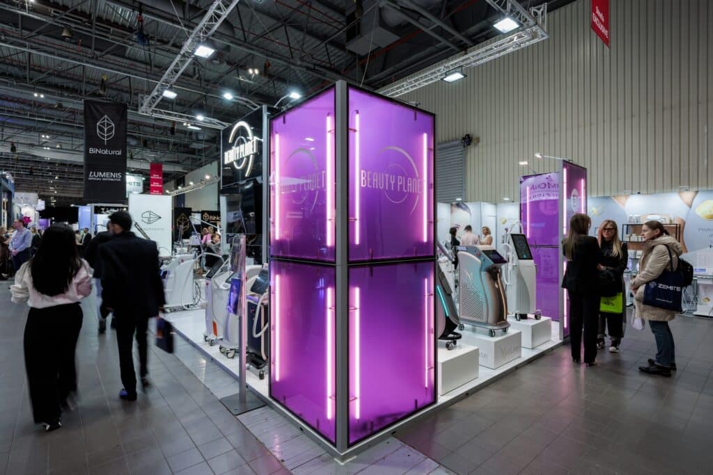 Stoisko targowe EsteTech na targach BEAUTY FORUM 2025. Projekt i produkcja - Clever Frame