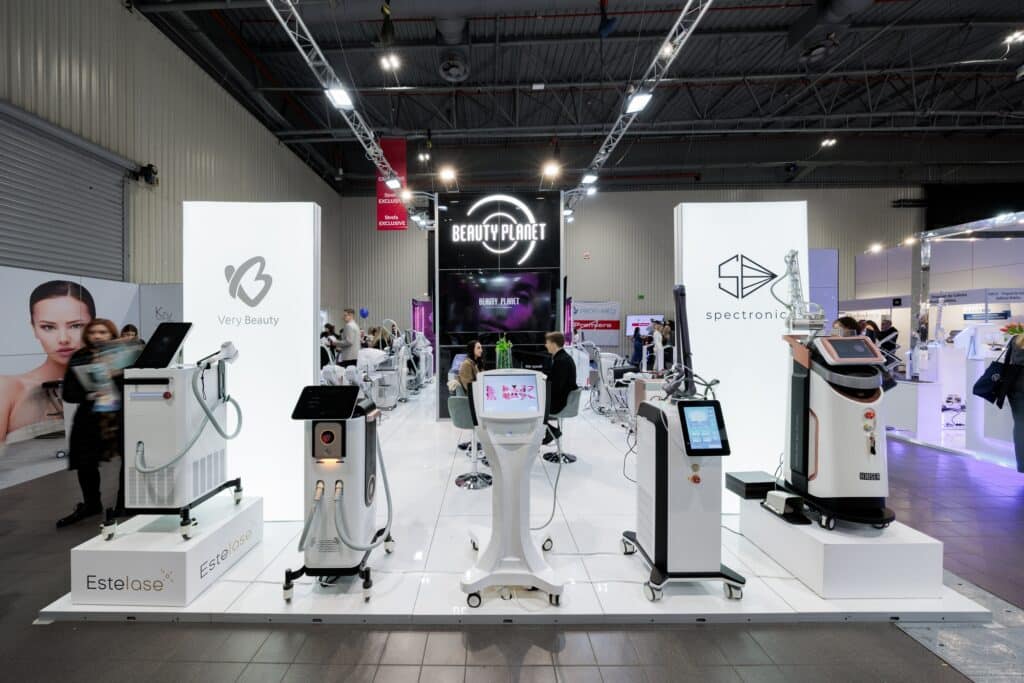 Stoisko targowe EsteTech na targach BEAUTY FORUM 2025. Projekt i produkcja - Clever Frame