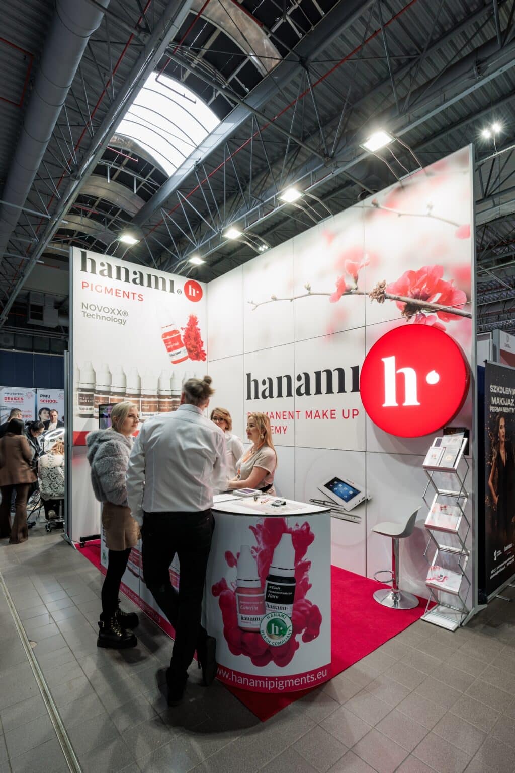 Stoisko targowe Hanami Pigments na targach BEAUTY FORUM 2025. Projekt i produkcja - Clever Frame