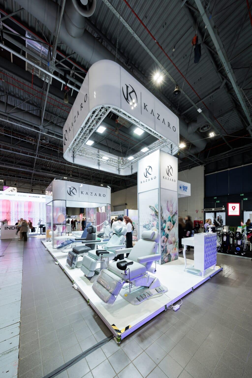 Stoisko targowe Kazaro na targach BEAUTY FORUM 2025. Projekt i produkcja - Clever Frame