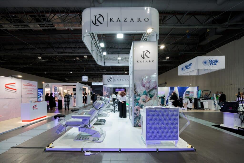 Stoisko targowe Kazaro na targach BEAUTY FORUM 2025. Projekt i produkcja - Clever Frame