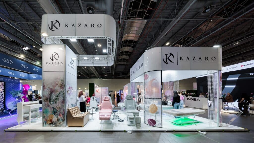 Stoisko targowe Kazaro na targach BEAUTY FORUM 2025. Projekt i produkcja - Clever Frame