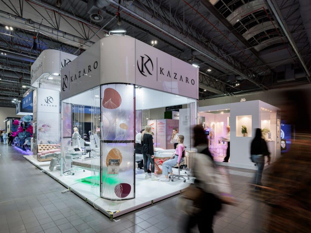 Stoisko targowe Kazaro na targach BEAUTY FORUM 2025. Projekt i produkcja - Clever Frame