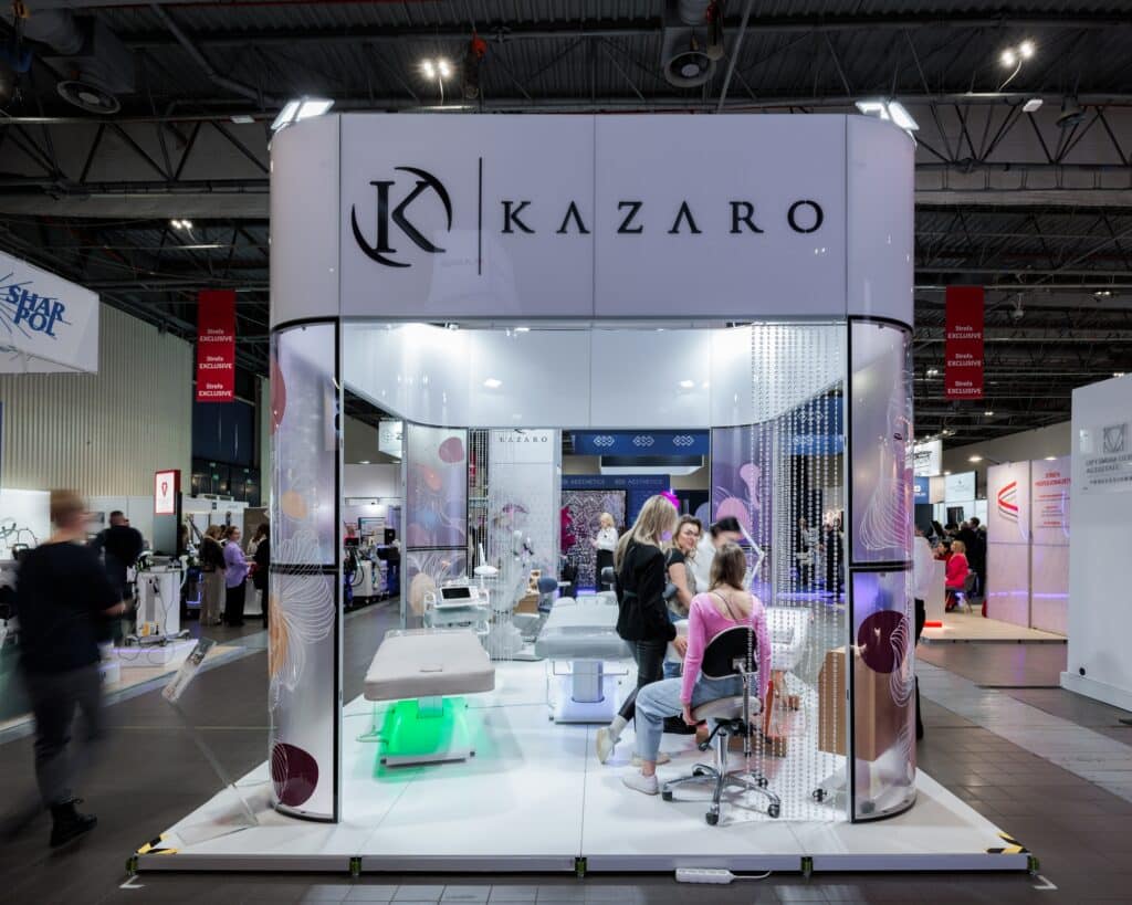 Stoisko targowe Kazaro na targach BEAUTY FORUM 2025. Projekt i produkcja - Clever Frame