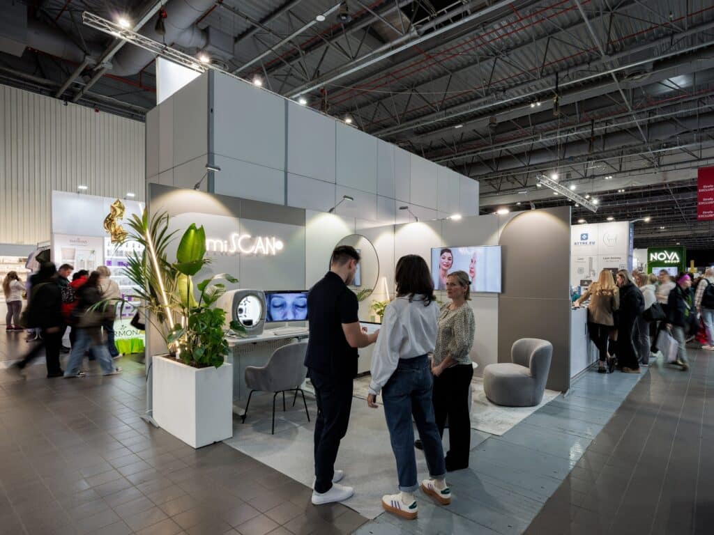 Stoisko targowe LUMISCAN na targach BEAUTY FORUM 2025. Projekt i produkcja - Clever Frame