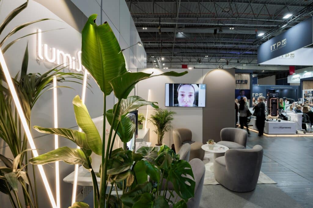 Stoisko targowe LUMISCAN na targach BEAUTY FORUM 2025. Projekt i produkcja - Clever Frame