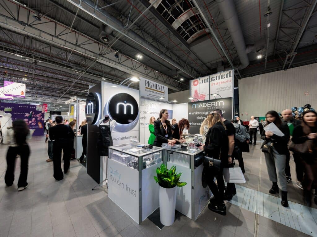 Stoisko targowe MADERM Esthetic na targach BEAUTY FORUM 2025. Projekt i produkcja - Clever Frame