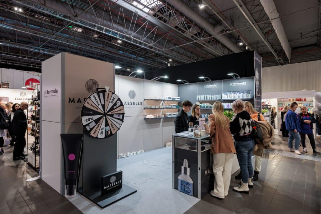 Stoisko targowe Maeselle na targach BEAUTY FORUM 2025. Projekt i produkcja - Clever Frame