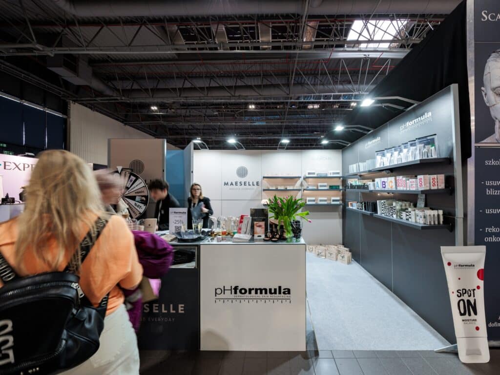 Stoisko targowe Maeselle na targach BEAUTY FORUM 2025. Projekt i produkcja - Clever Frame