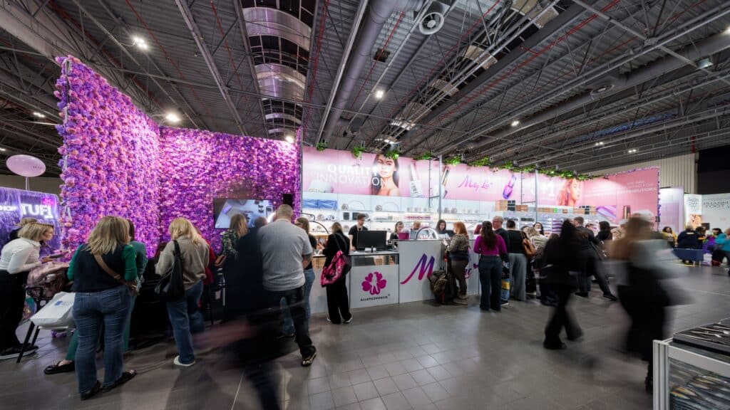 Stoisko targowe Molly Lac na targach BEAUTY FORUM 2025. Projekt i produkcja - Clever Frame