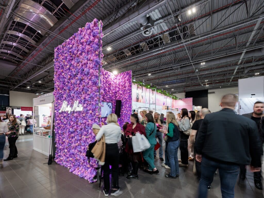Stoisko targowe Molly Lac na targach BEAUTY FORUM 2025. Projekt i produkcja - Clever Frame