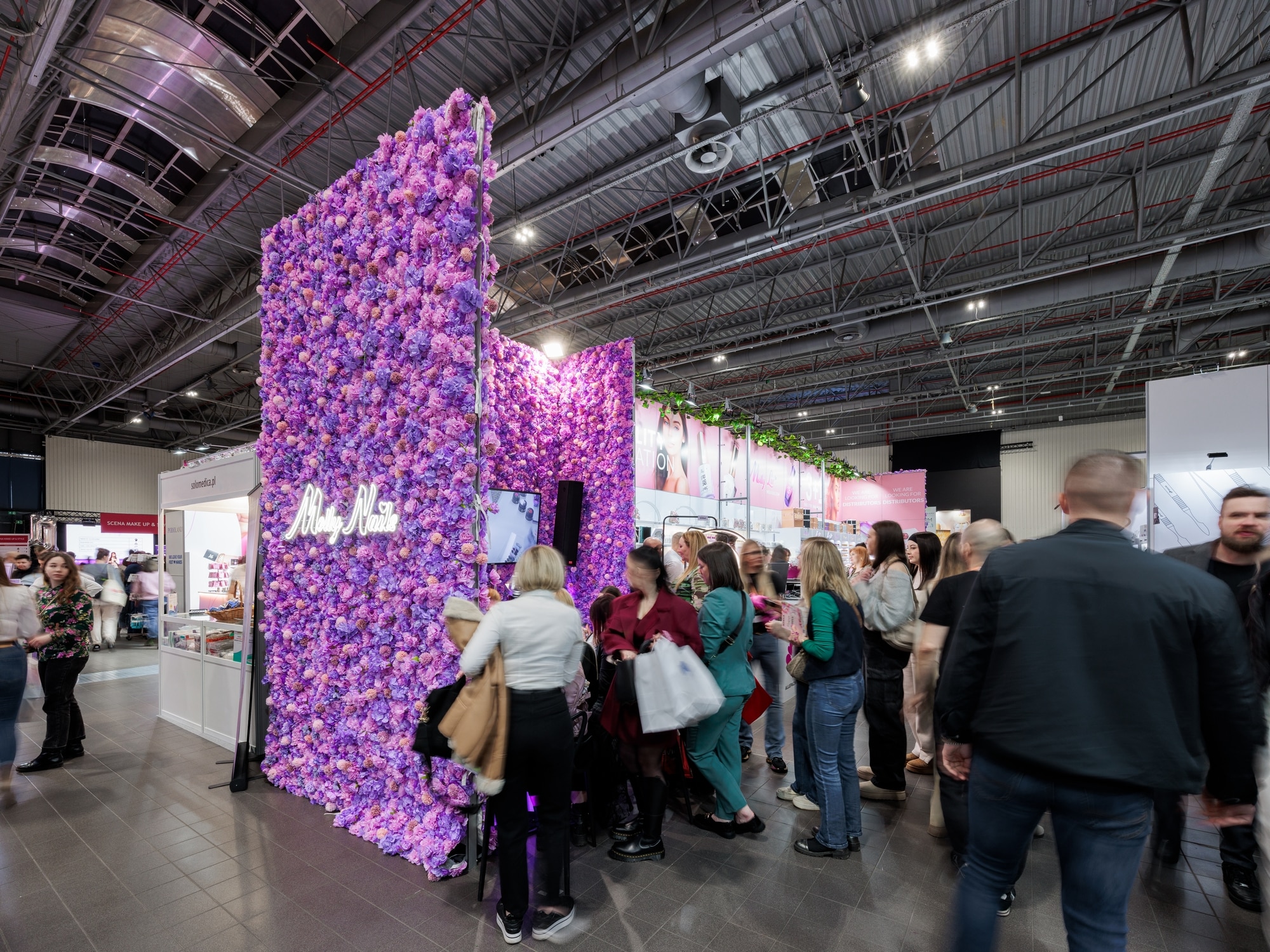 Stoisko targowe Molly Lac na targach BEAUTY FORUM 2025. Projekt i produkcja - Clever Frame