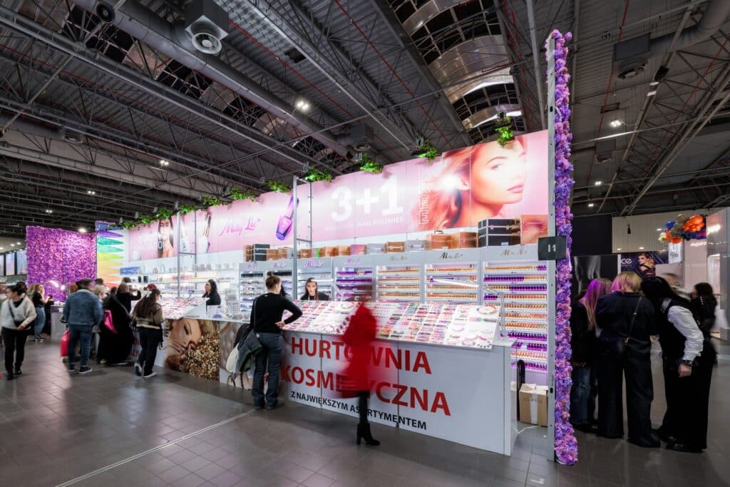 Stoisko targowe Molly Lac na targach BEAUTY FORUM 2025. Projekt i produkcja - Clever Frame