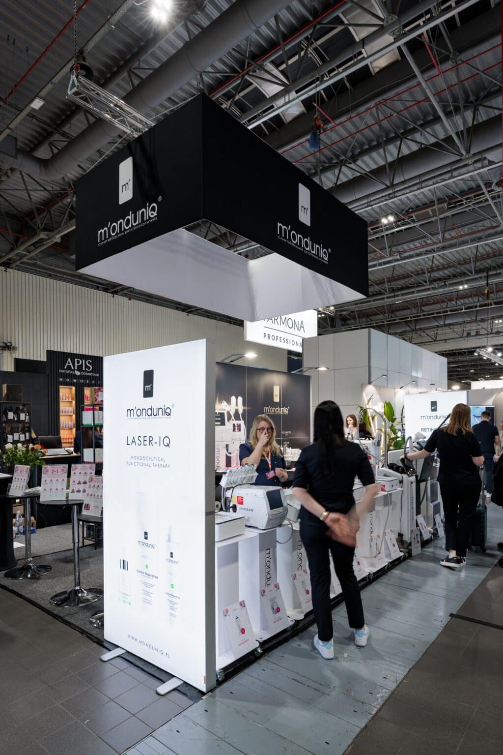 Stoisko targowe M'onduniq Professionnel na targach BEAUTY FORUM 2025. Projekt i produkcja - Clever Frame