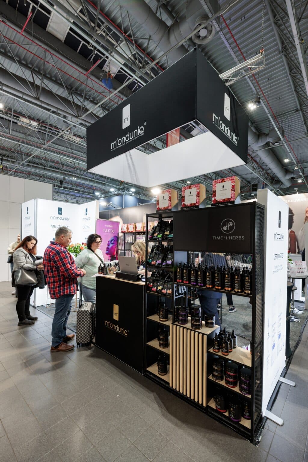 Stoisko targowe M'onduniq Professionnel na targach BEAUTY FORUM 2025. Projekt i produkcja - Clever Frame