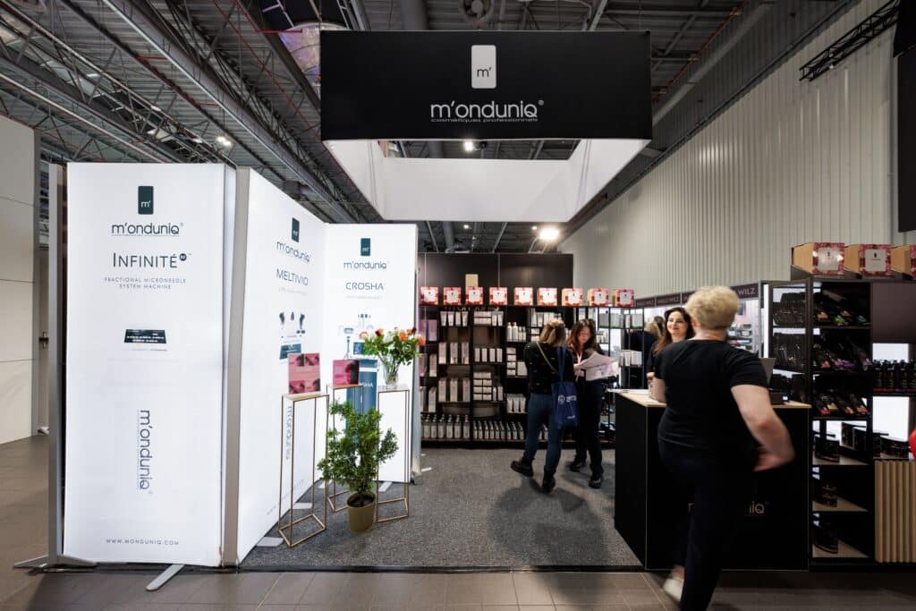 Stoisko targowe M'onduniq Professionnel na targach BEAUTY FORUM 2025. Projekt i produkcja - Clever Frame