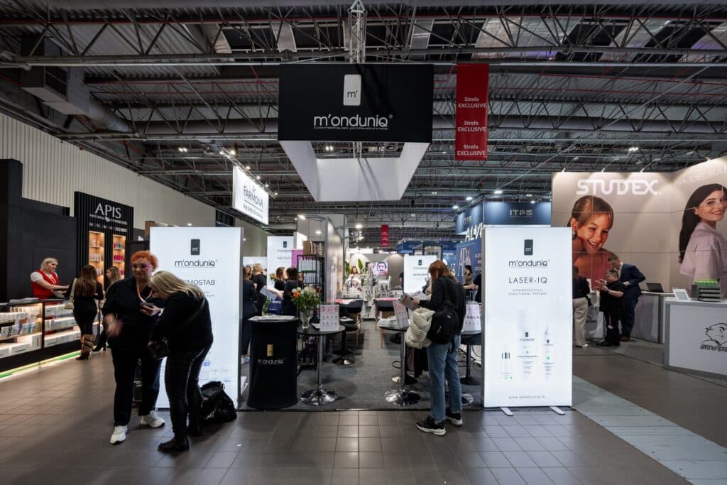Stoisko targowe M'onduniq Professionnel na targach BEAUTY FORUM 2025. Projekt i produkcja - Clever Frame