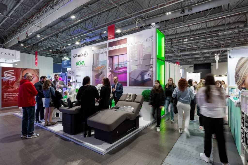 Stoisko targowe NOVA Group na targach BEAUTY FORUM 2025. Projekt i produkcja - Clever Frame