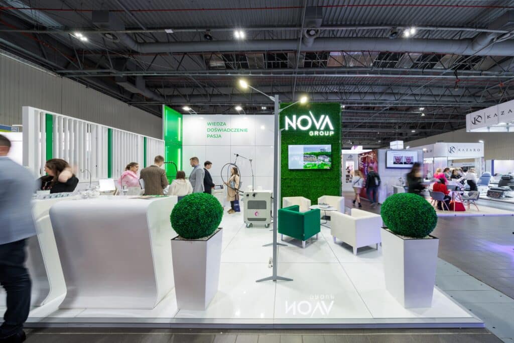 Stoisko targowe NOVA Group na targach BEAUTY FORUM 2025. Projekt i produkcja - Clever Frame