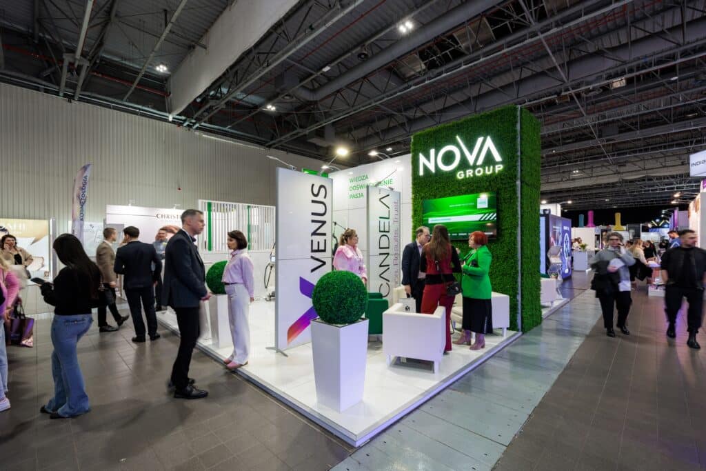 Stoisko targowe NOVA Group na targach BEAUTY FORUM 2025. Projekt i produkcja - Clever Frame