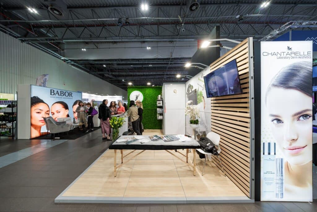 Stoisko targowe SQT Biomicroneedling na targach BEAUTY FORUM 2025. Projekt i produkcja - Clever Frame