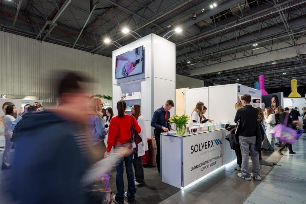 Stoisko targowe SOLVERX na targach BEAUTY FORUM 2025. Projekt i produkcja - Clever Frame