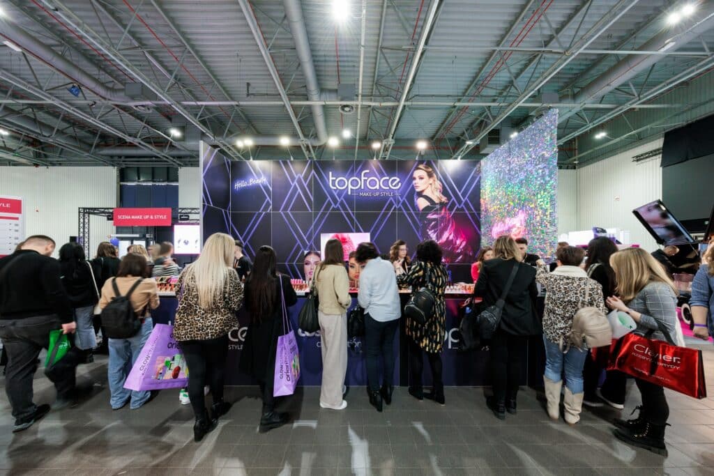 Stoisko targowe Topface Cosmetics na targach BEAUTY FORUM 2025. Projekt i produkcja - Clever Frame
