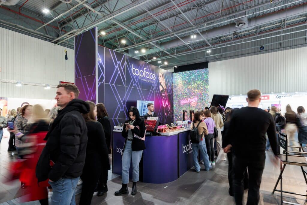 Stoisko targowe Topface Cosmetics na targach BEAUTY FORUM 2025. Projekt i produkcja - Clever Frame