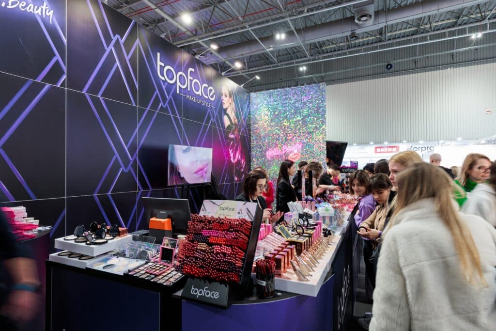 Stoisko targowe Topface Cosmetics na targach BEAUTY FORUM 2025. Projekt i produkcja - Clever Frame