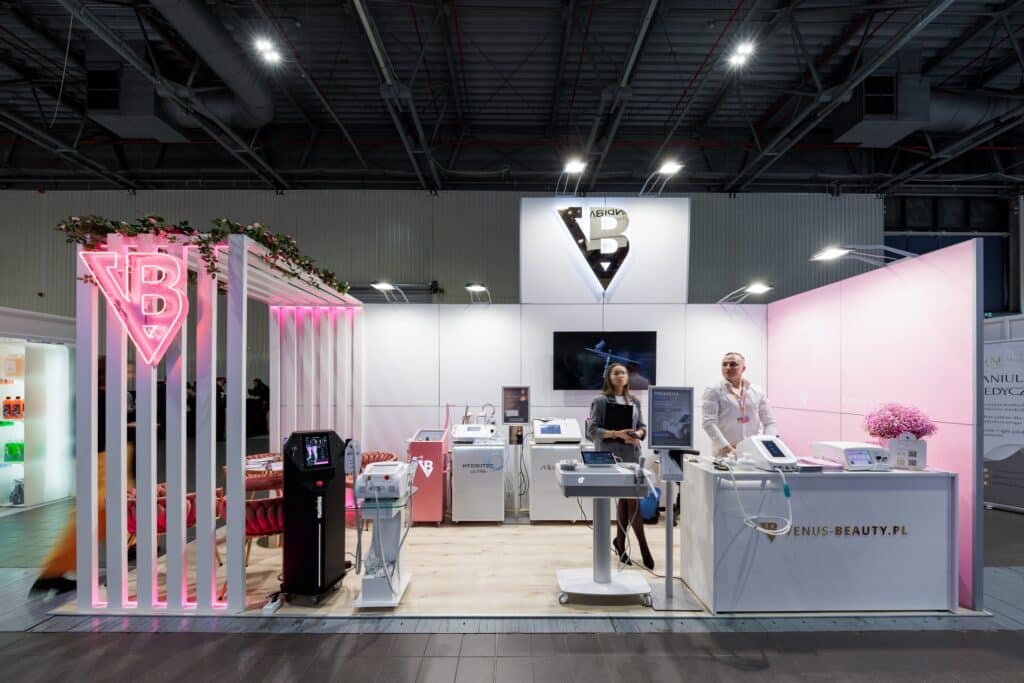 Stoisko targowe Venus Beauty na targach BEAUTY FORUM 2025. Projekt i produkcja - Clever Frame