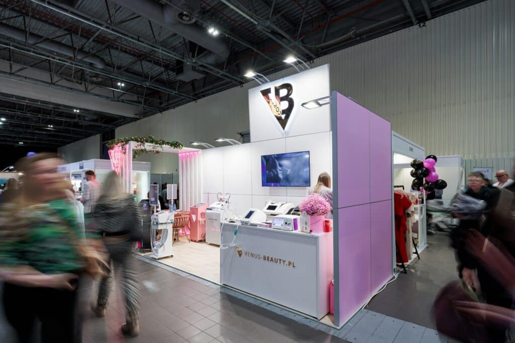 Stoisko targowe Venus Beauty na targach BEAUTY FORUM 2025. Projekt i produkcja - Clever Frame