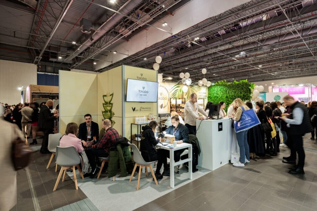 Stoisko targowe Yokaba na targach BEAUTY FORUM 2025. Projekt i produkcja - Clever Frame