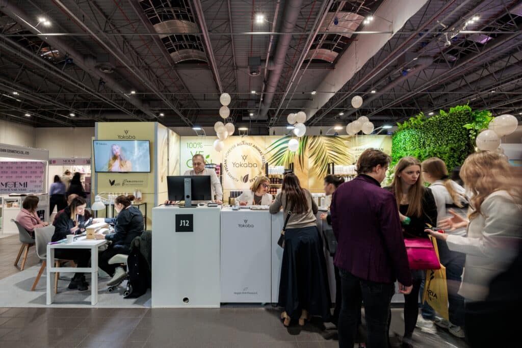 Stoisko targowe Yokaba na targach BEAUTY FORUM 2025. Projekt i produkcja - Clever Frame