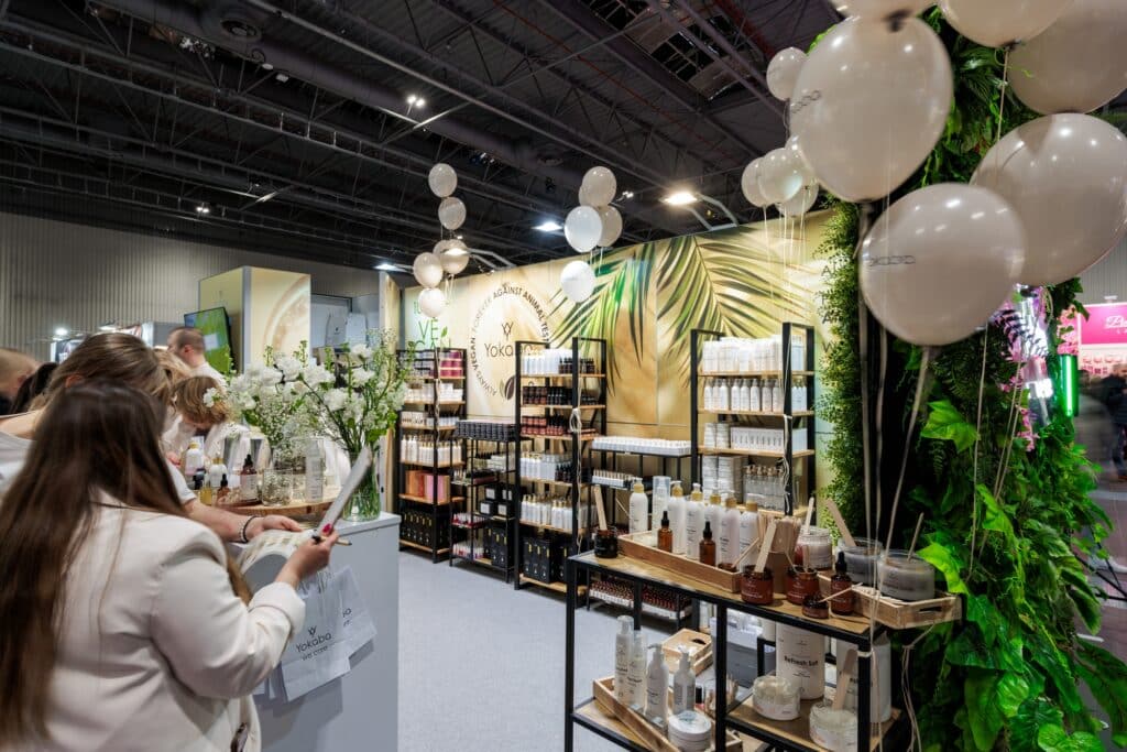 Stoisko targowe Yokaba na targach BEAUTY FORUM 2025. Projekt i produkcja - Clever Frame