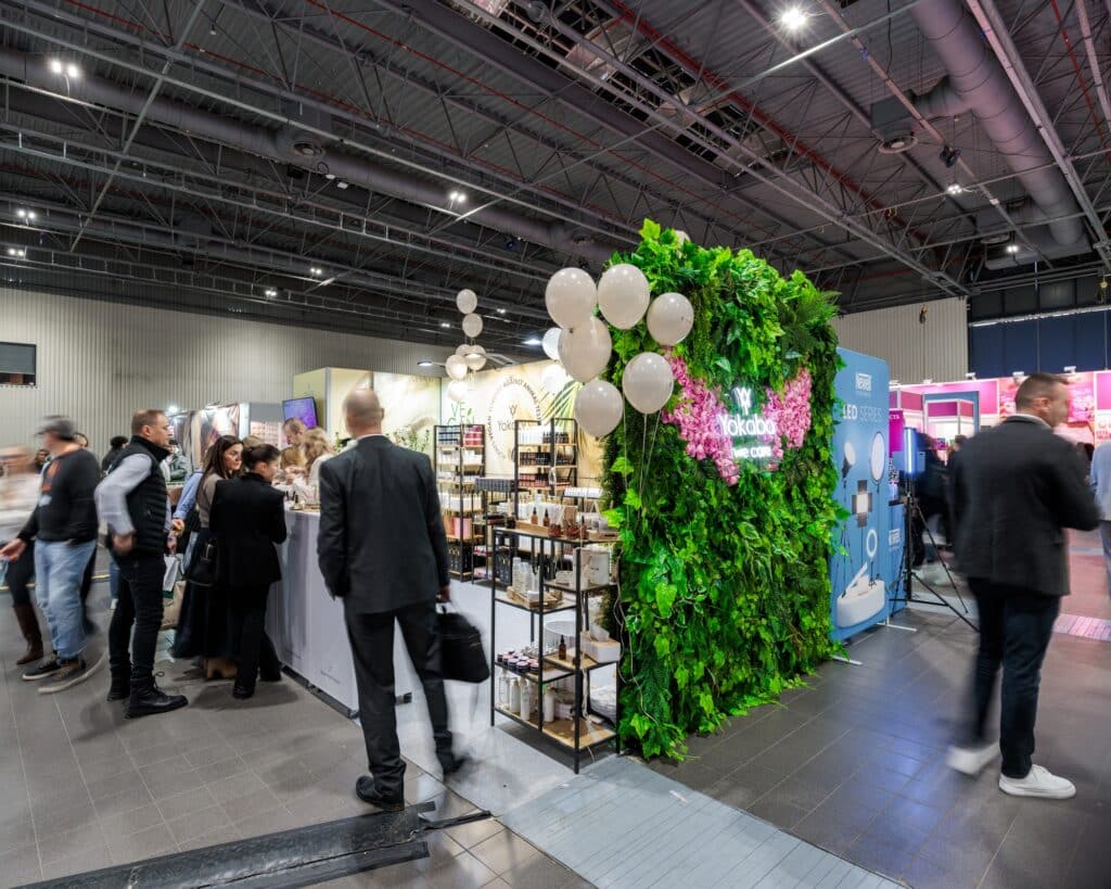 Stoisko targowe Yokaba na targach BEAUTY FORUM 2025. Projekt i produkcja - Clever Frame