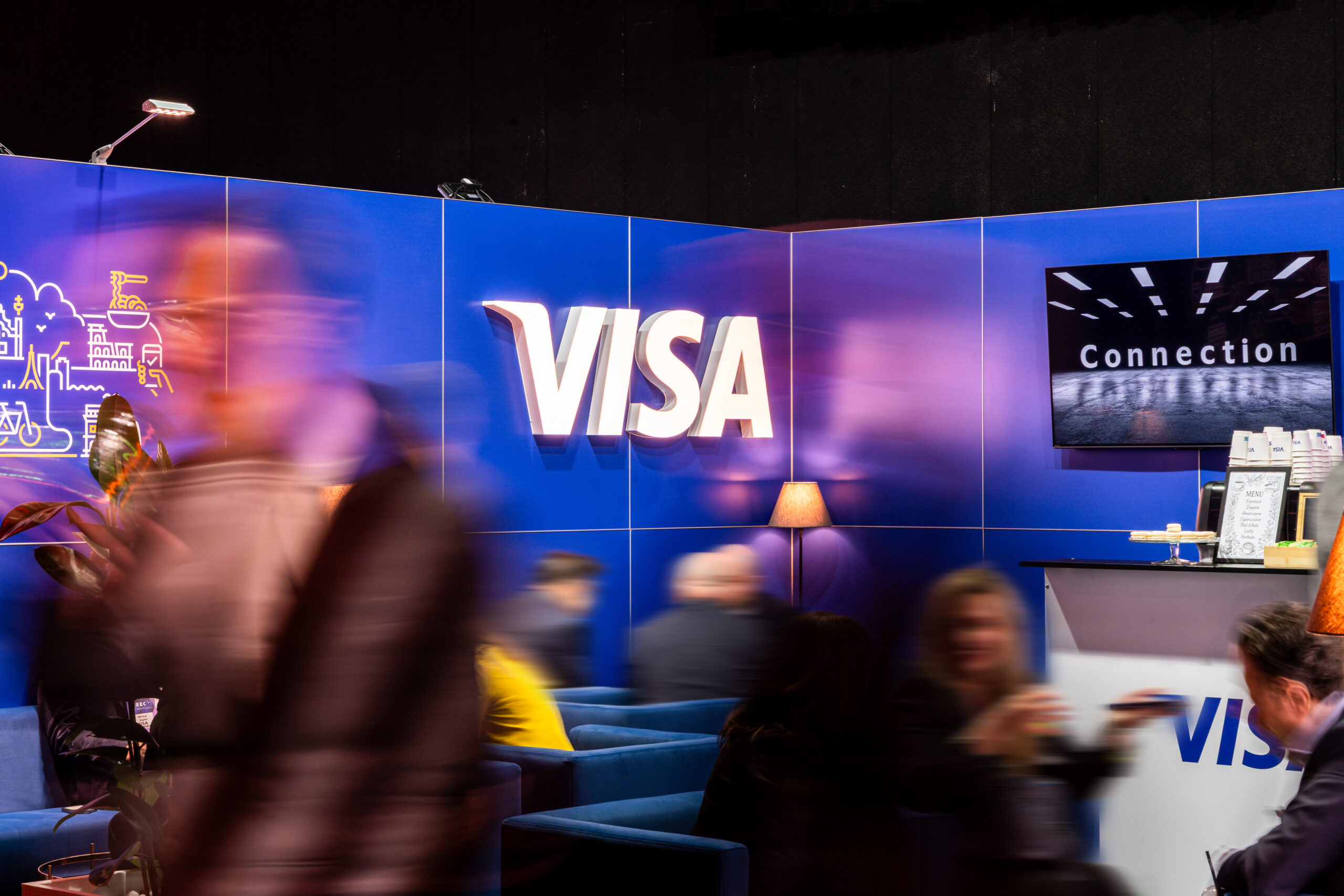 Stoisko na targi marki VISA z ekranem reklamowym i logotypem 3D. Projekt i realizacja: Clever Frame
