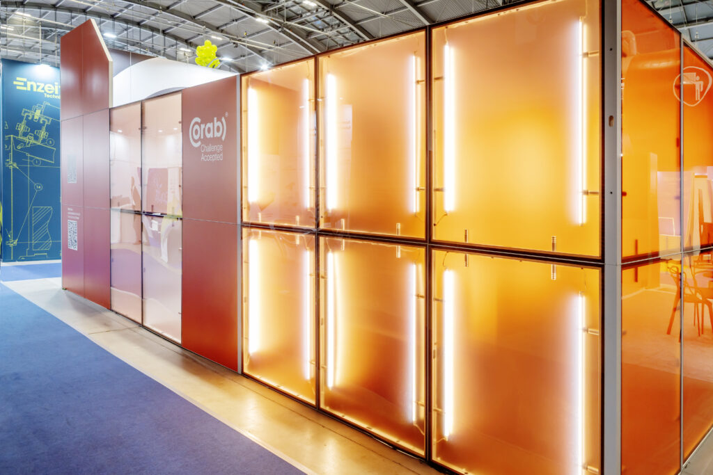 Zabudowa targowa w stylu nowoczesnym - fragment ścianki wystawienniczej wyposażonej w oświetlenie liniowe