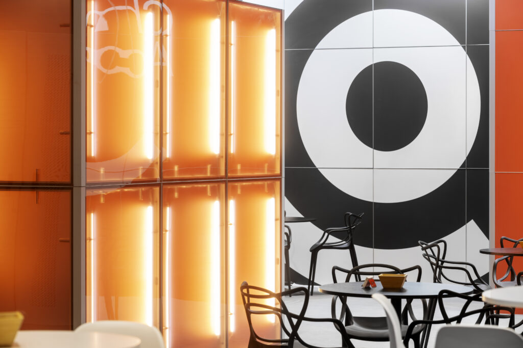 Zabudowa targowa w stylu nowoczesnym - stoisko marki CORAB z oświetleniem liniowym i wielkoformatowymi grafikami