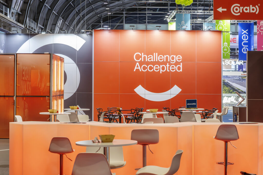 Zabudowa targowa marki CORAB wyposażona w dużą strefę rozmów