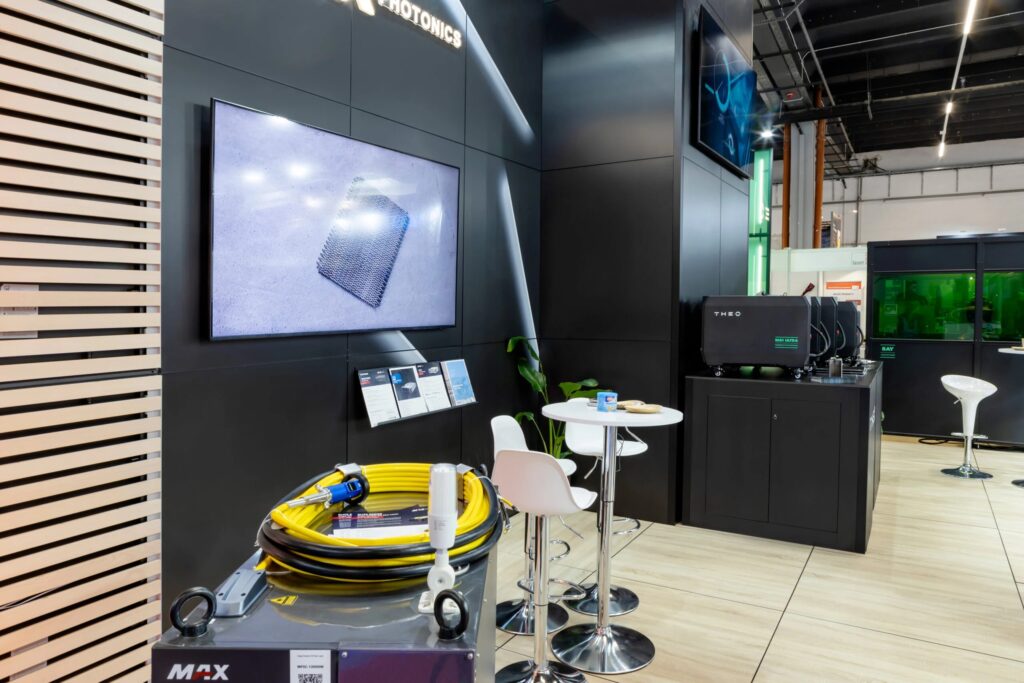 Modułowe stoisko targowe z elementami drewna - zabudowa targowa Maxphotnics