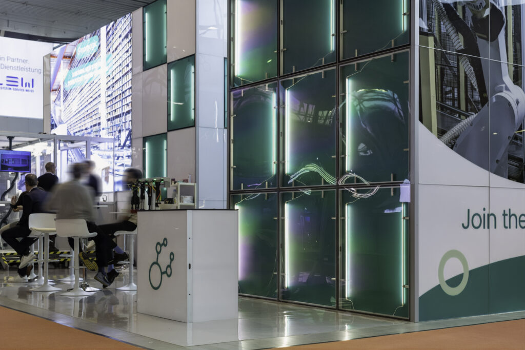 Zabudowa targowa z oświetleniem liniowym - stoisko marki Nomagic