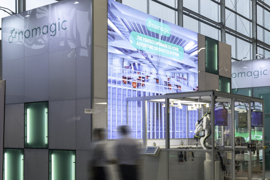 Zabudowa targowa wyposażona w wielkoformatowy ekran reklamowy - stoisko marki Nomagic