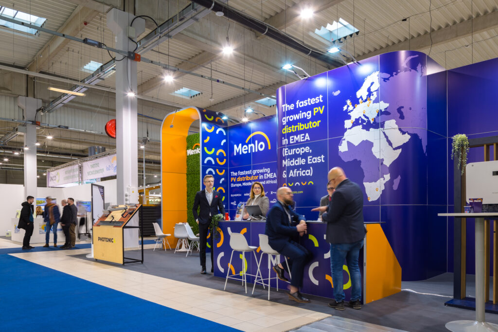 Zabudowa targowa w stylu nowoczesnym uzupełniona w panele graficzne