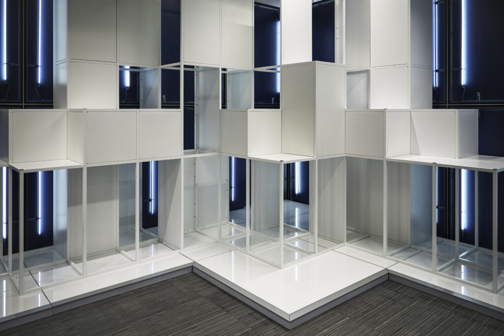 System ekspozycyjny HELO FORM. Warszawski showroom Clever Frame