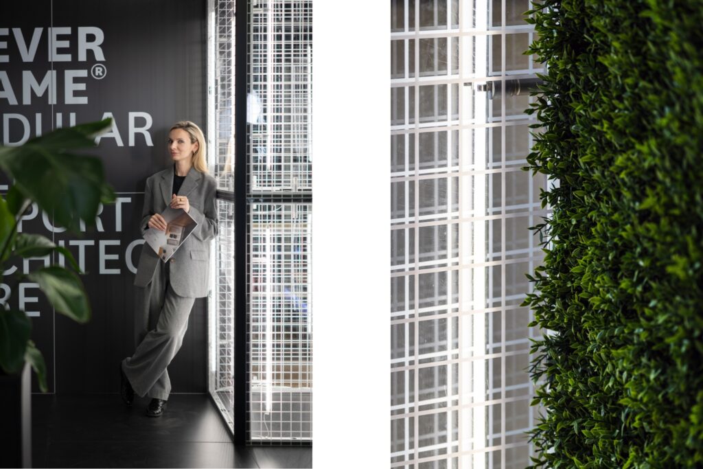 Showroom Clever Frame we Wrocławiu. Fragment ekspozycji prezentującej stoiska na targi